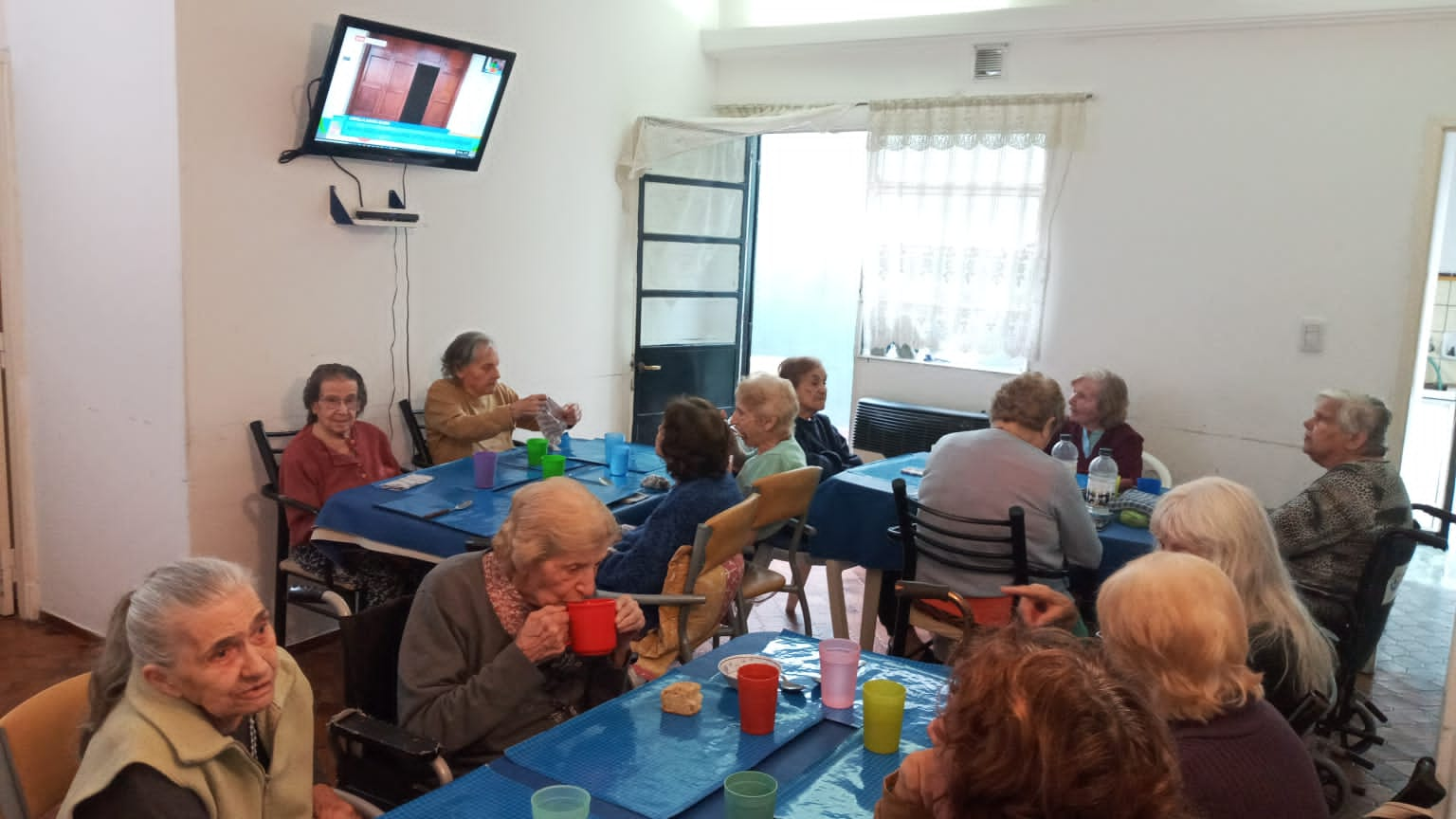 abuelos almorzando